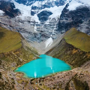 Laguna Humantay de aguas turquesas rodeada de montañas nevadas en Cusco